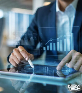 Profesional utilizando una tableta para la gestión de innovación y transferencia tecnológica en empresas aliadas.