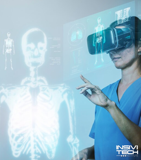 Profesional de la salud con gafas de realidad virtual interactuando con modelo anatómico, representando la transferencia de conocimiento y la innovación tecnológica.