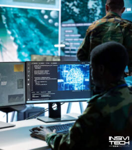 Militares en un centro de operaciones analizando datos en pantallas mediante simulación constructiva para estrategias de seguridad y defensa.